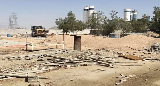 بالصور.. إغلاق مصنعين للطوب بشوقية مكة