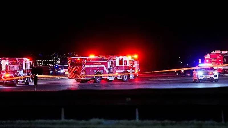 تفاصيل مثيرة في حادث تحطم الطائرة الأمريكية بعد اصطدامها بالمروحية العسكرية