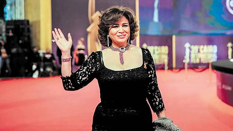 الفنانة إلهام شاهين تثير الجدل بـ«المومس الفاضلة»