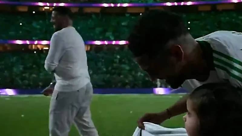 محرز يحتفل بفوز الأهلي مع ابنته على طريقته الخاصة .. فيديو