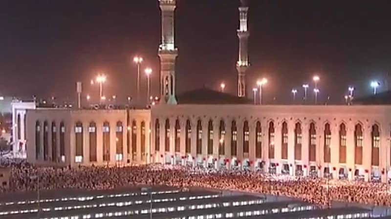 ضيوف الرحمن يؤدون صلاة الفجر في مسجد نمرة بسهولة ويسر .. فيديو