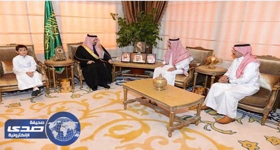 أمير عسير يعزي أسرة غريق السيول الطالب نواف الأحمري