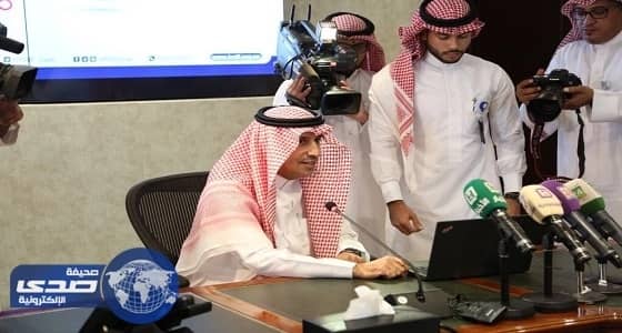 الغفيص يدشن البوابة الإلكترونية لبرنامج العمل الحر ويسلم أول وثائقه