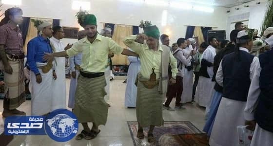 بالصور.. مصور يمني يتحدى الميليشيات ويستعيد تراث المدينة بحفل زفافه