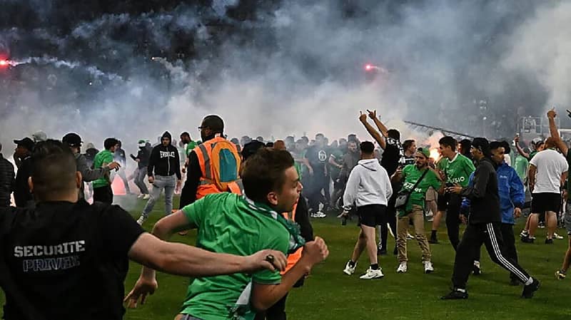 فيديو..مشاهد صادمة لاقتحام جماهير سانت إيتيان الملعب بعد الهبوط للدرجة الثانية