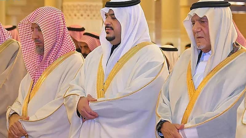 نائب أمير الرياض يؤدي صلاة الميت على الأميرة العنود بنت محمد بن عبدالعزيز.. صور