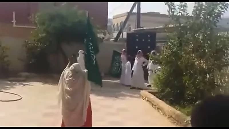 شاهد .. مواطنة تستقبل جثمان ابنها الشهيد في الحد الجنوبي بالزغاريد