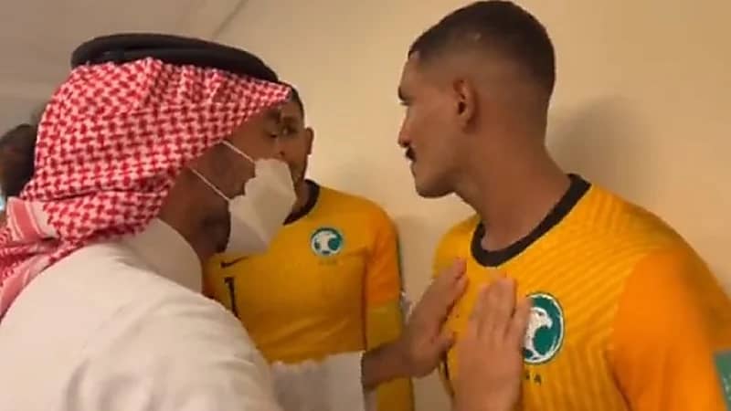 شاهد.. وزير الرياضة يدعم "القرني" بعد تسببه بهدف للمنتخب الصيني