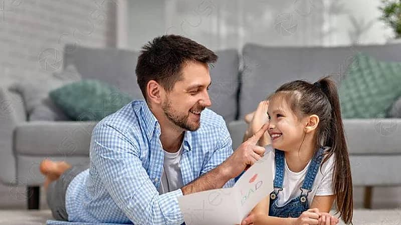 باحث خبير: نكات الأب مفيدة وغير مؤذية