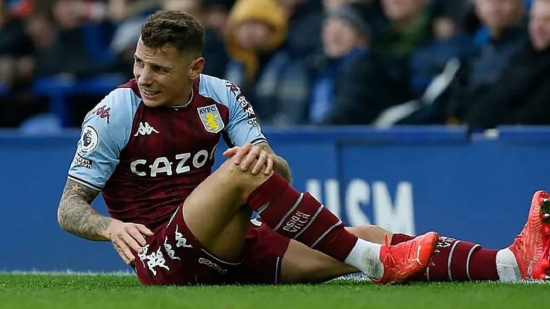 ظهير أستون فيلا يقترب من الهلال