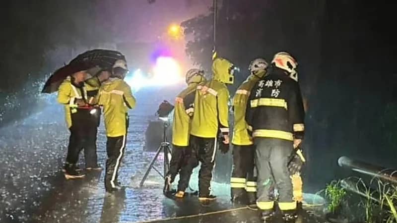 انهيار أرضي يبتلع عائلة كاملة في مشهد مروع