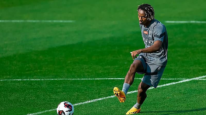 كاريلو يقترب من الرحيل عن الهلال بعد وضعه على دكة البدلاء