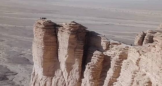 بالصور.. جبال " طويق " ذات الطبيعة الخلابة في الرياض