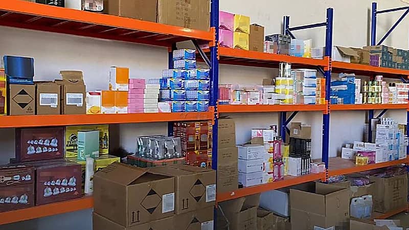 ضبط 175 ألف عبوة من منتج مخالف في مستودع بعسير