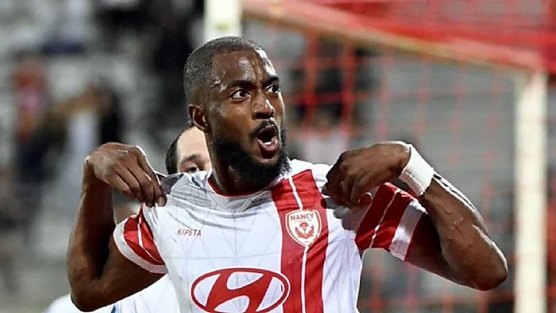 أندية روشن تفاوض المهاجم توريه