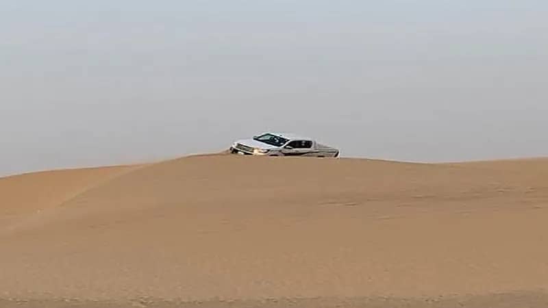 إنقاذ مركبة عالقة في منطقة رملية بالخبر.. فيديو
