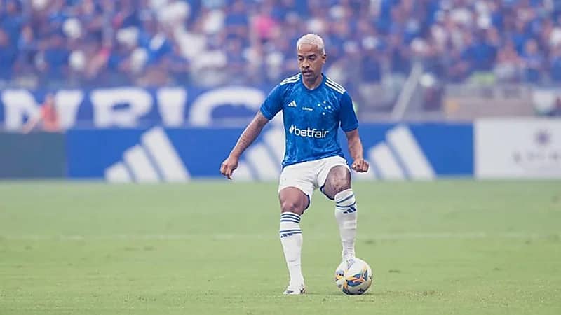 كروزيرو يتفاوض مع الهلال لشراء عقد بيريرا