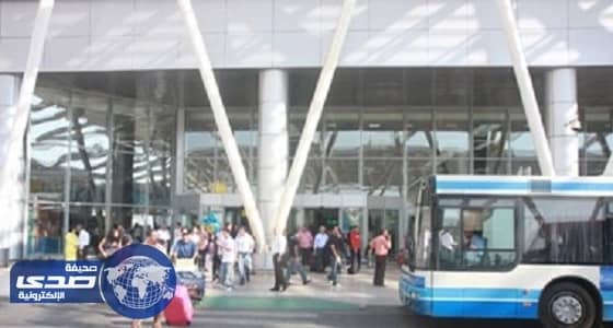 سعودية مخمورة تفقد إتزانها وتشتبك مع ركاب مطار القاهرة