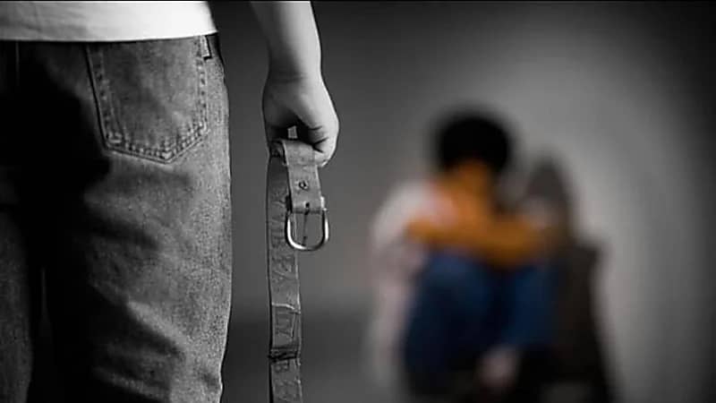 رجل يثير الجدل بعد تقييده لطفله المريض بسلسلة حديد