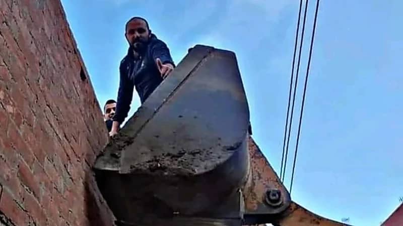 مدرب يقود فريقه من ظهر جرافة بعد استبعاده عن الملعب (صور)