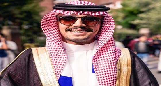 مشجع هلالي يحضر مباراة السوبر بـ " البشت "