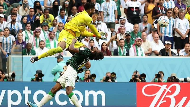 فيديو .. لحظة بكاء وتأثر العويس بعد إصابة الشهراني