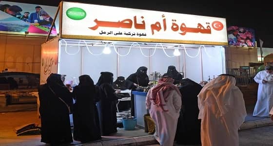 ربة الأسرة أصبحت " سيدة القهوة " بمهرجان أبها للتسوق