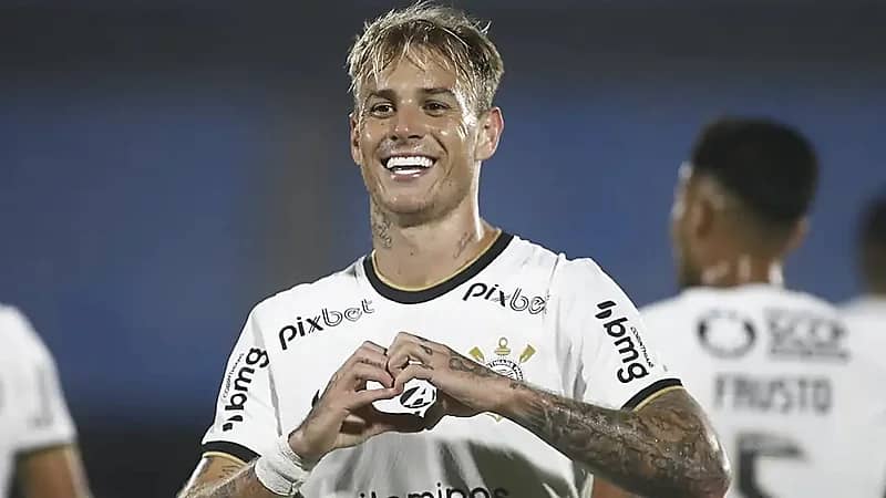 أسطورة المنتخب البرازيلي يشعل التنافس بين الهلال والنصر