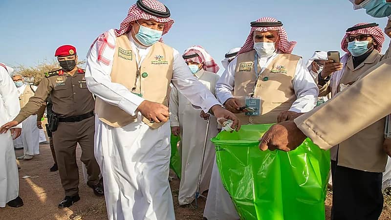 أمير حائل يجمع النفايات بيديه ويرفض الملقاط