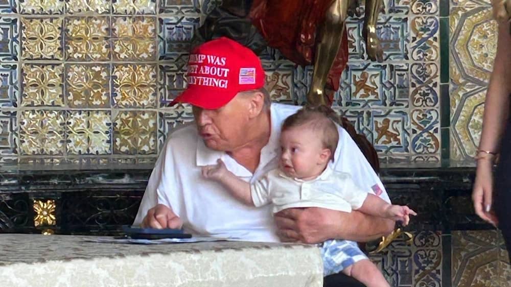 ترامب يقضي لحظات عائلية دافئة مع حفيده ألكسندر في مارالاغو