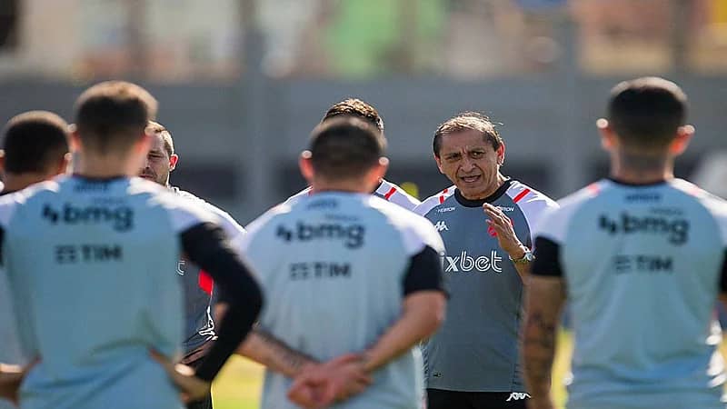 دياز يقود تدريبات فاسكو دي جاما البرازيلي .. صور