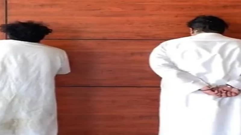 ضبط مواطنين بحوزتهما أسلحة نارية ومواد مخدرة وأوراق مالية مُزيَّفة بالرياض "فيديو" 