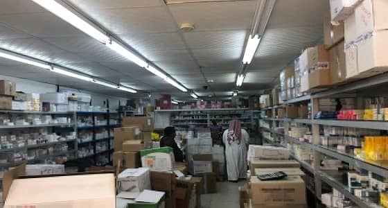 بالصور.. " الغذاء والدواء " تغلق مستودعين غير مرخصين بالشرقية