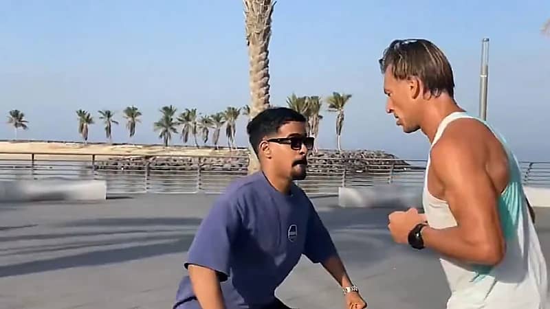 رينارد يمازح أحد المشجعين بطريقته الخاصة.. فيديو