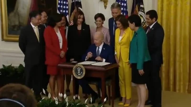 شاهد. بايدن يمازح إدارته: لماذا تفضلون أوباما ؟