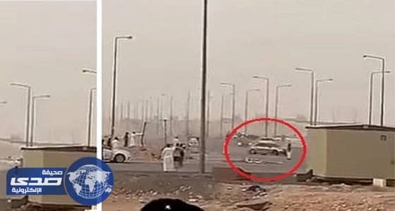 بالفيديو.. مفحط يفقد السيطرة على سيارته ويدهس شاب بالرياض