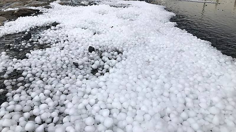 فيديو..الثلوج تغطي القويعية غرب الرياض