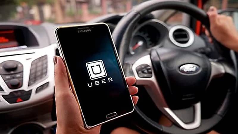 ضائقة مالية تُطيح بمخرج مصري وتدفعه للعمل سائقاً لسيارة أجرة