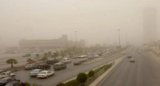 أمطار رعدية وأتربة تؤدي لشبه انعدام الرؤية بعدة مناطق بالمملكة