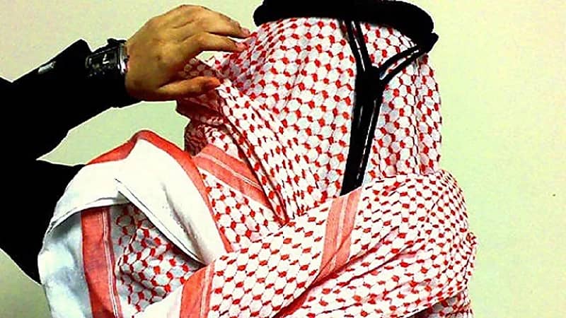 السجن و20 جلدة لمراجع ضرب موظفًا بالعقال وسبه بألفاظ بذيئة