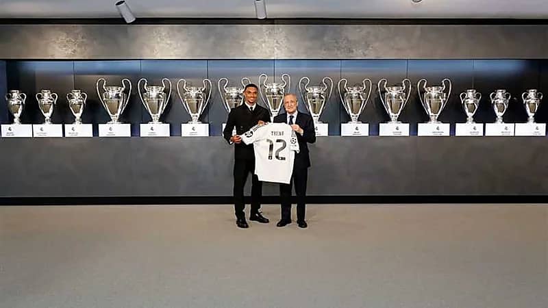 أرنولد يفاجئ الجميع بتحدثه الإسبانية بطلاقة.. فيديو