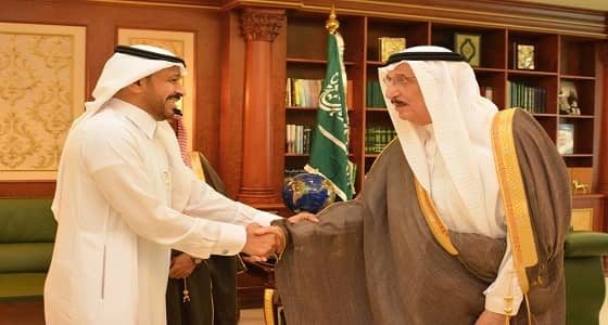 بالصور.. " أمير جازان "  يهنئ الطلاب الفائزين بجائزة التميز