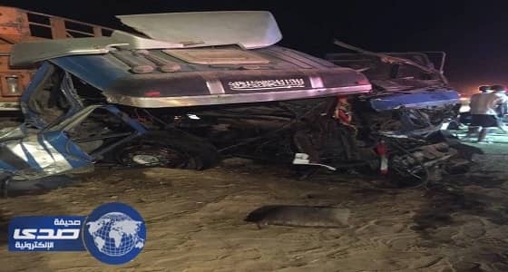 بالصور.. ثلاث شاحنات تصطدم ببعضها وتقفل الطريق لمدة ثلاث ساعات بناوان المخواه