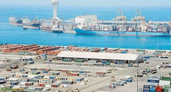 تدني الرؤية وسرعة الرياح توقفان حركة الملاحة بميناء جدة الإسلامي