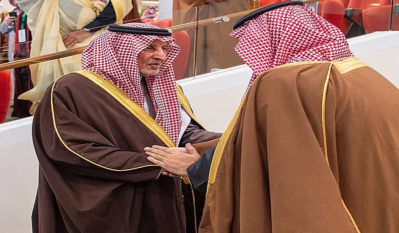 شاهد.. تقبيل ولي العهد لجبين أمير مكة أثناء وصوله ميدان الملك عبدالعزيز للفروسية