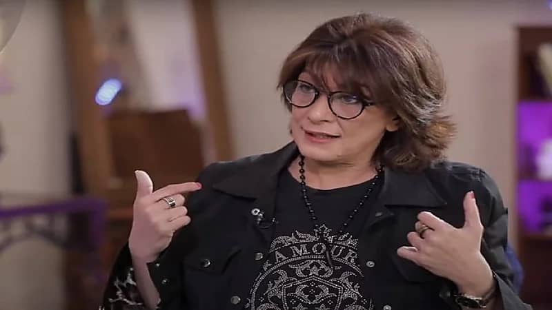 سماح أنور تثير الجدل حول الحجاب: "أغطي شعري ليه؟"