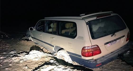 بالصور.. انتشال سيارة عالقة في الطين بـ " الهاف مون "