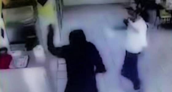 بالفيديو.. فتاة تطارد شبابًا بالعصا