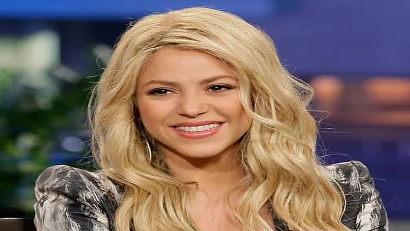  شاهد.. لحظة هجوم خنزيرين بريين على شاكيرا أثناء نزهة مع ابنها 