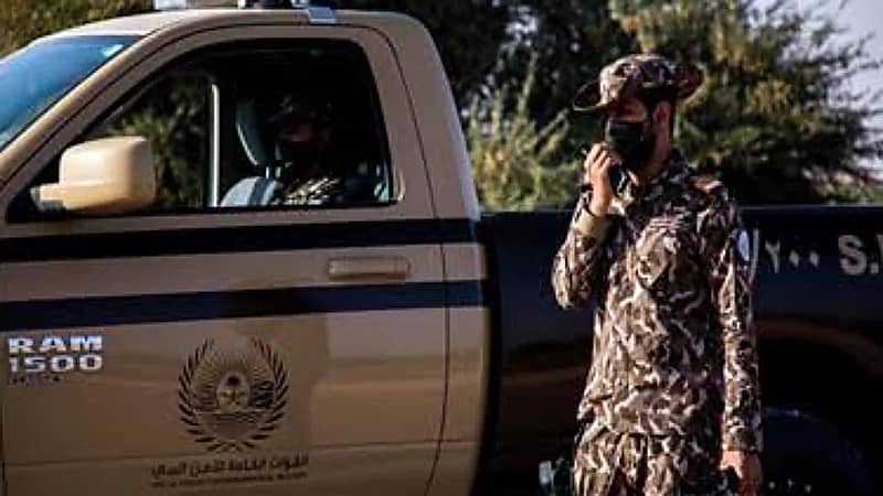 القبض على 4 مخالفين استغلوا الرواسب بجدة